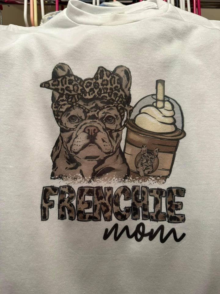 Merle Frenchie Mom Tee för wholesale av Creative Queen Boutique