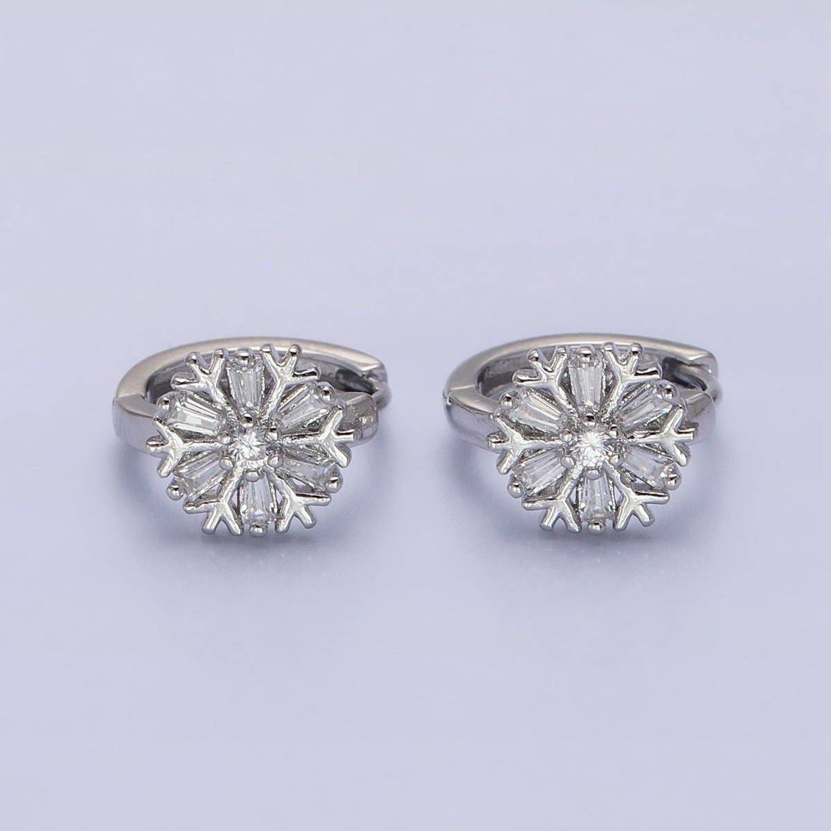 Aim Eternal - Vendita all'ingrosso Orecchini a cerchietto - Orecchini a cerchio con baguette a fiocco di neve in oro riempito 16K con zirconi cubici in oro e argento | AB1457 ABB14583