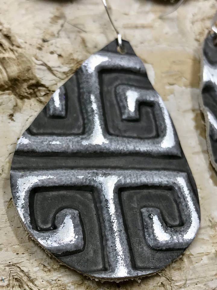 Boucle d'oreille en cuir gris métallisé clé grecque pour la vente par Cre8tv Qn