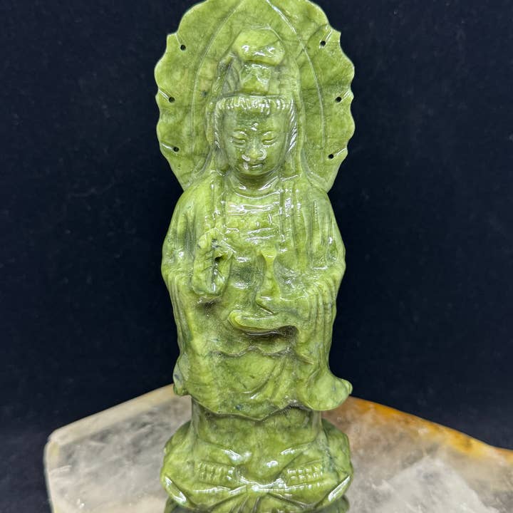 Escultura de Guan Yin en Loto de 8 1/4" en Serpentina F70G para venta al por mayor de The 7 Directions