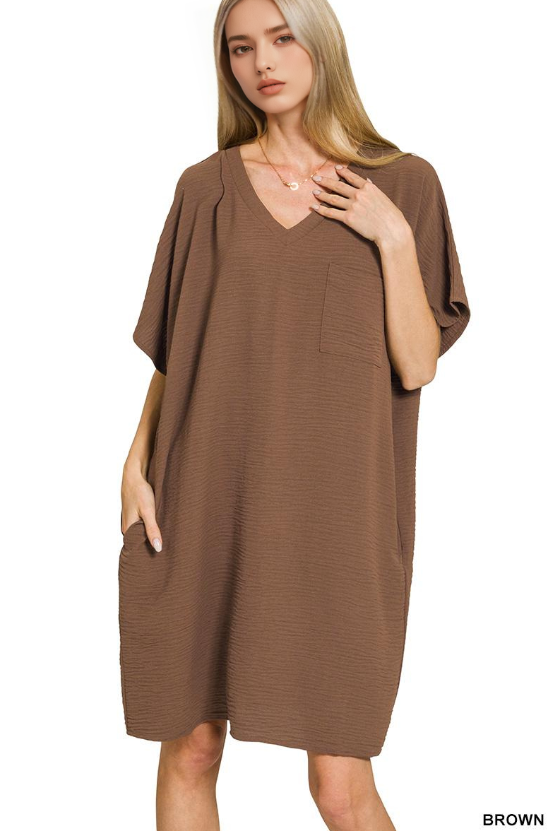 42POPS – wholesale Klänning - Dam – .Woven Airflow V-ringad T-shirtklänning med fickor23