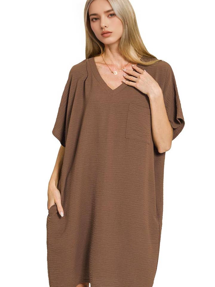 42POPS – wholesale Klänning - Dam – .Woven Airflow V-ringad T-shirtklänning med fickor23