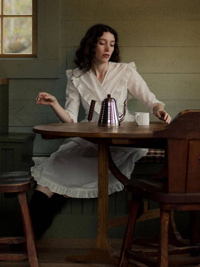 Eleanor-jurk in puur melkachtig wit voor wholesale door Wilder Collective