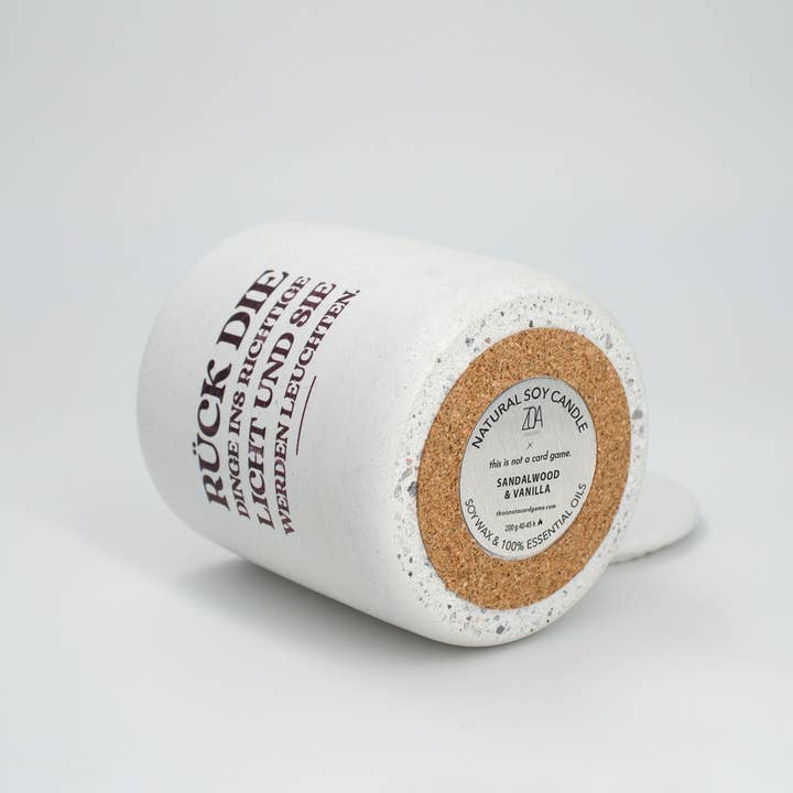 this is not a card game. - Wholesale Jar/Filled Candle - Handgemachte Duftkerze aus Beton "Das richtige Licht"