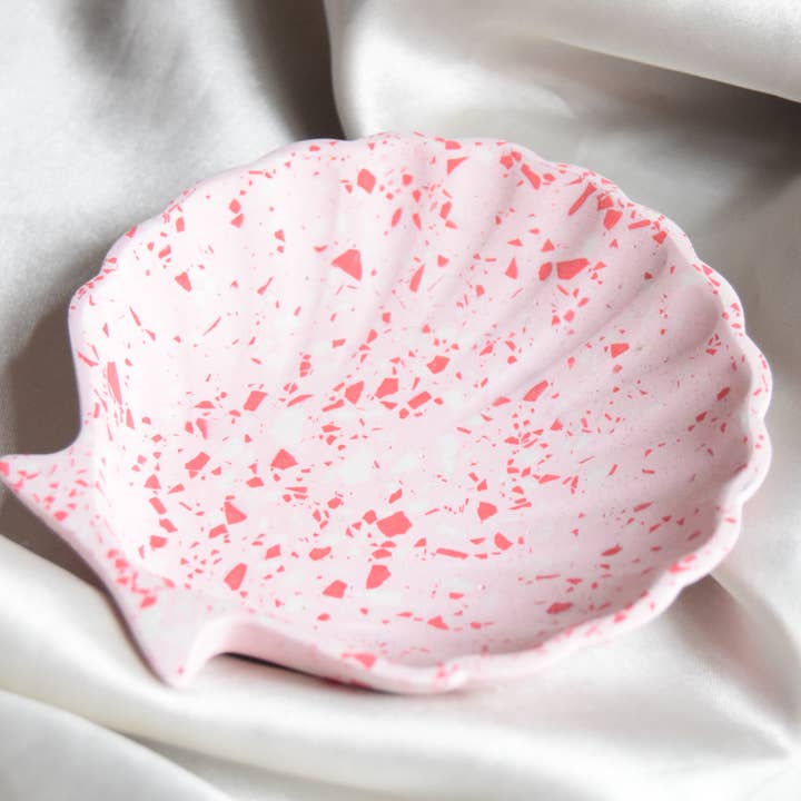 Plat à coquillage rose en terrazzo jesmonite rouge et blanc | Primrose pour la vente par Fox and Bunny Rise