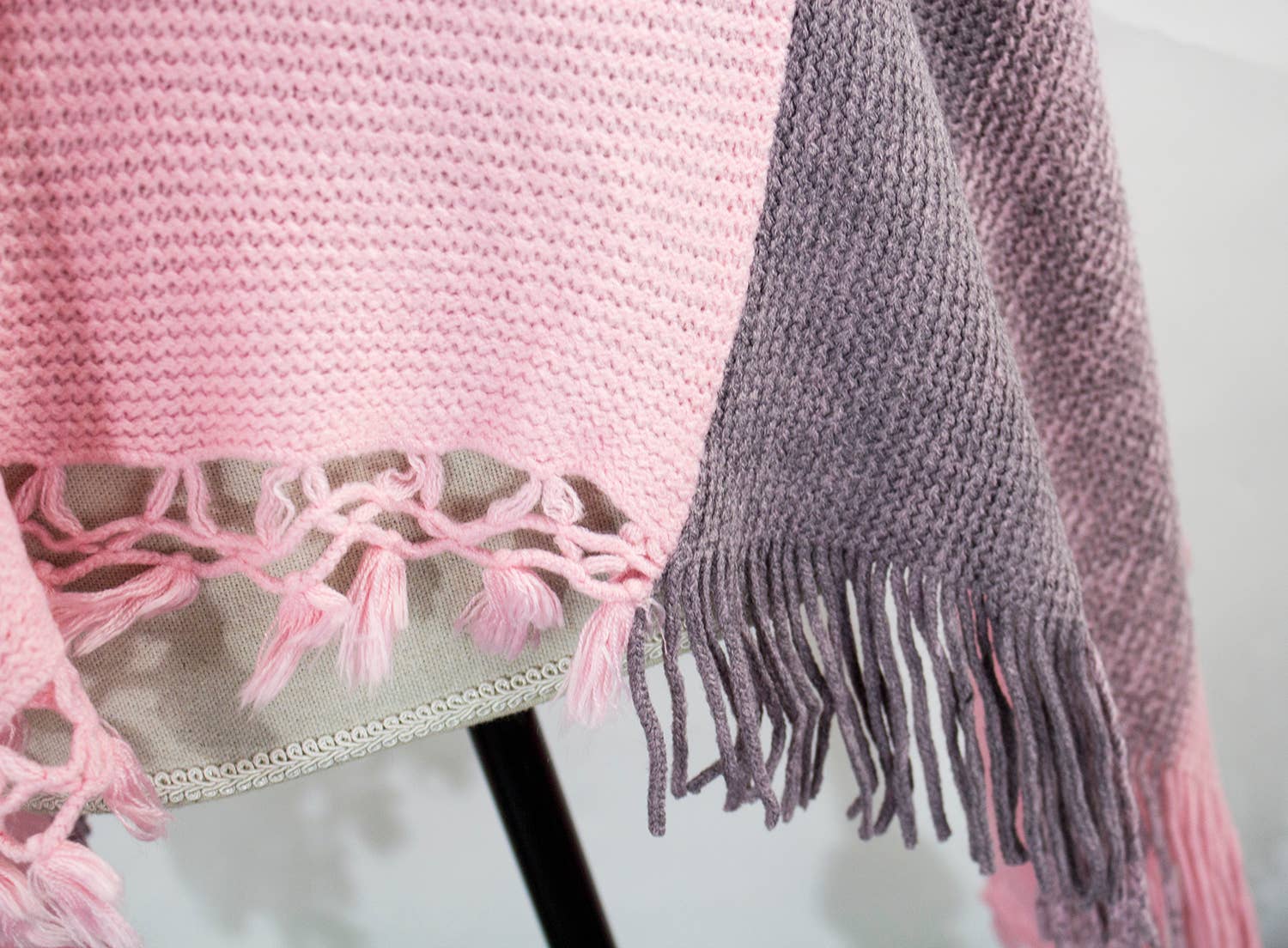 Fennco Styles - Venta al por mayor Poncho - Mujer - Suéter Poncho de Bloques de Color con Flecos5