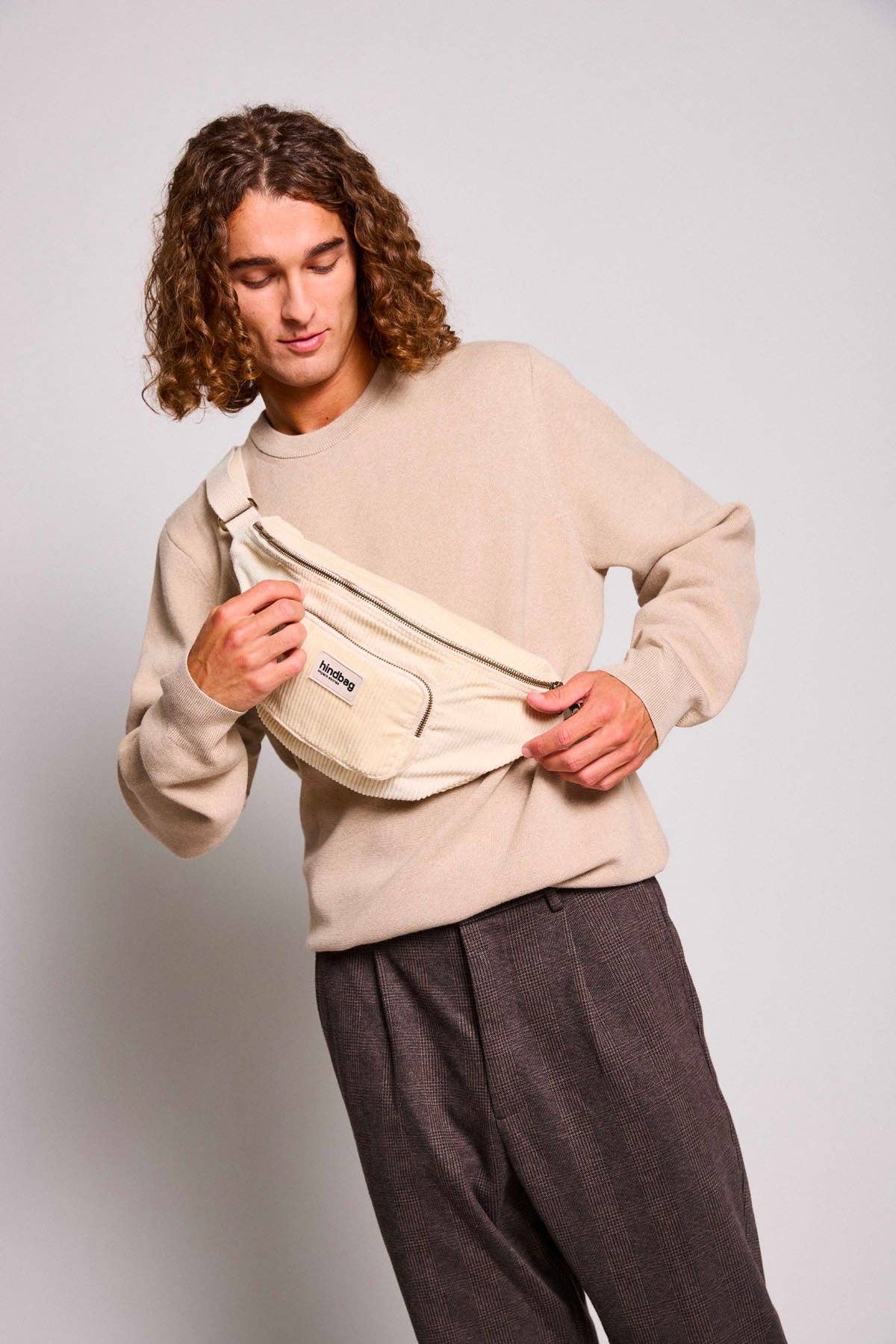 Hindbag – Pochete - Mulher por atacado – Bolsa de Cintura Sofia Veludo Bege1