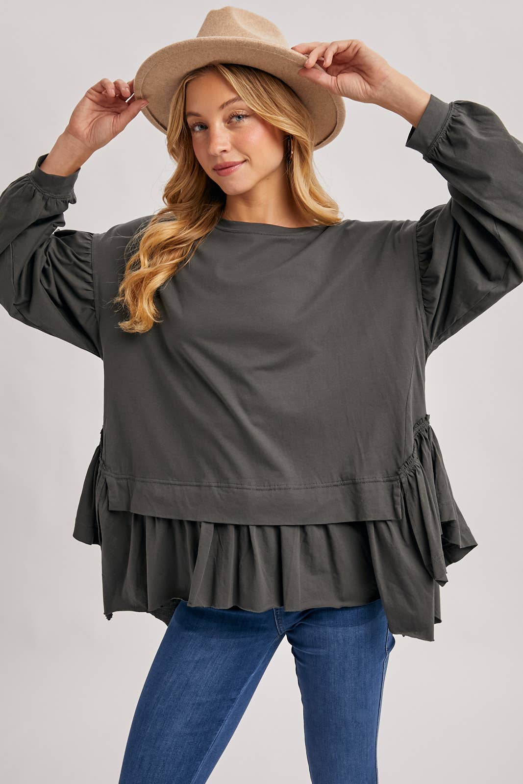 Bluivy – Großhandel Strickoberteil – Damen – ÜBERGROßES STRICKOBERTEIL MIT GERÜSCHTEM PEPLUM-SAUM4