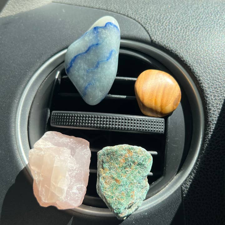 Crystals of the Mines LLC - Vente Pierre et cristal de spiritualité - Assortiment de pinces pour grille d'aération de voiture en cristal brut et poli1