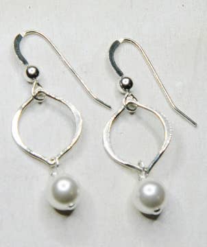 Sosie Designs - Vente Boucles d'oreilles pendantes - Boucles d'oreilles Cristal Arabesque - Cristal Swarovski Perle Blanc