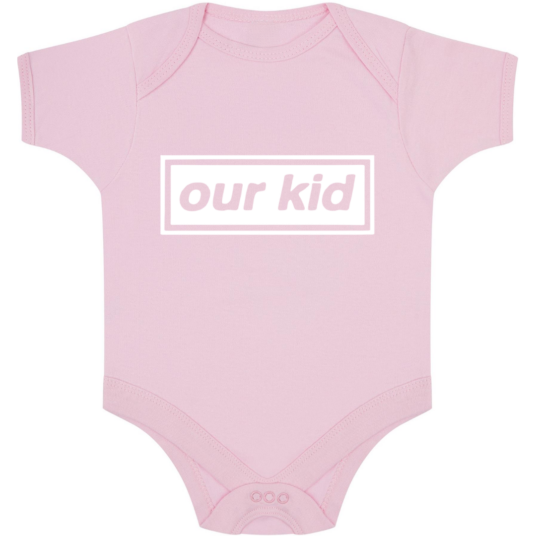 ZZZEBRAAA LIMITED – Engroshandel Bodysuit - Baby – Our Kid Baby Grow - Håndtrykt - Sjovt Manchester-inspireret1