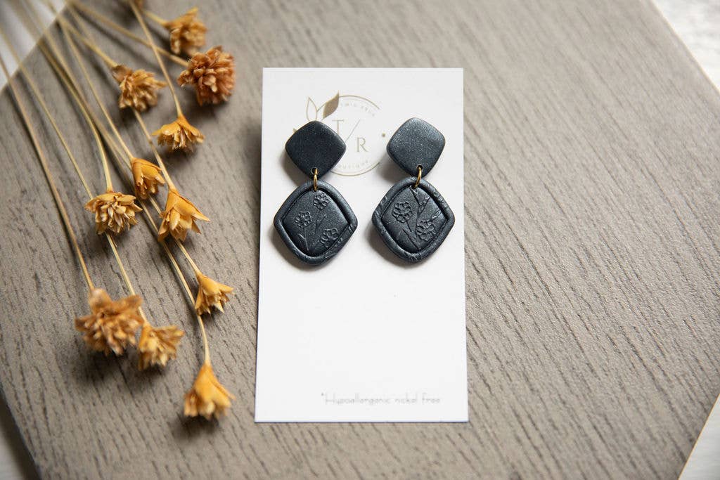 Twig & Rue boutique – wholesale Hängande örhängen – Grafit blommiga lerörhängen3