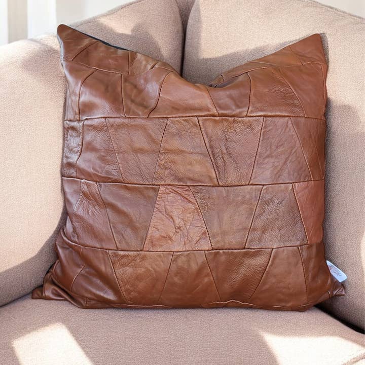 Housse de coussin en cuir véritable recyclé - 50x50 pour la vente par Artisan by MF