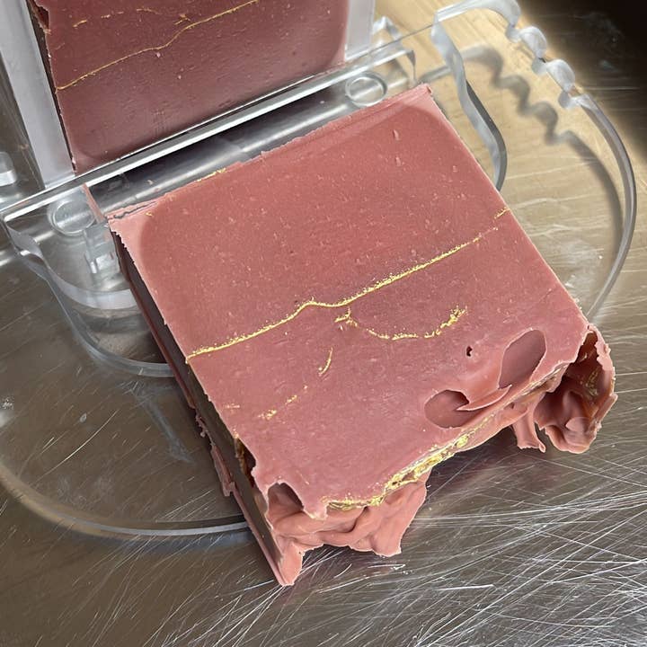 Poppy: a soap full of nourishing properties for wholesale by QuinteSens