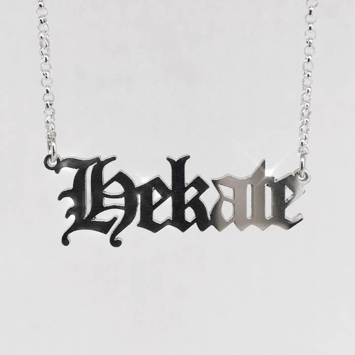 Hekate navneskilt halskæde for engroshandel hos Nyxturna