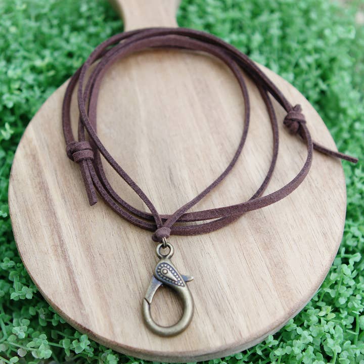 Attrape-breloques en cuir laiton vieilli pour la vente par Jennifer Dahl Designs LLC