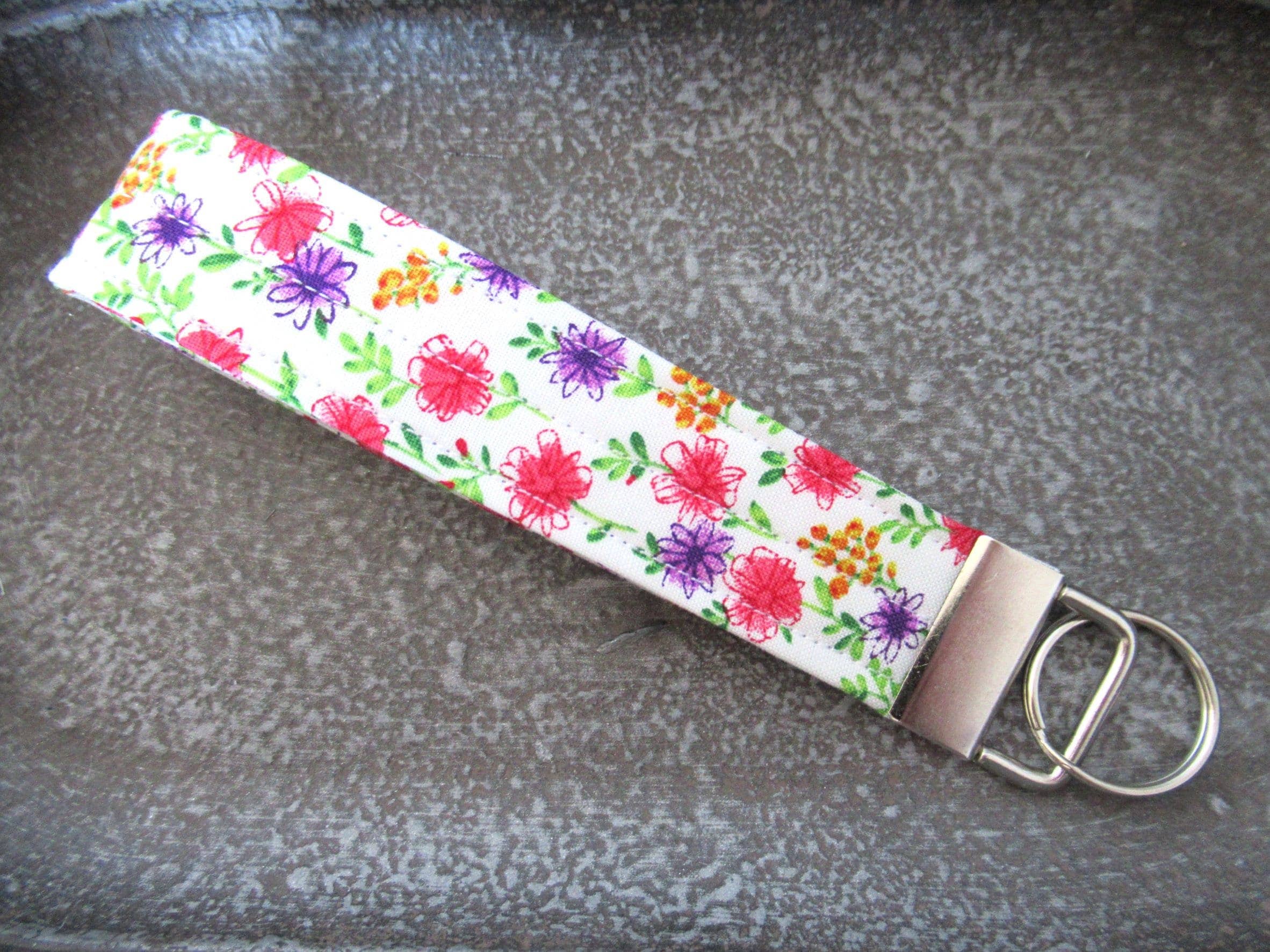 Thread and Purls – Großhandel Schlüsselanhänger – Damen – Schlüsselanhänger-Armband, Stoff-Armband-Schlüsselbund, Gelber Schlüsselanhänger, Handgelenkband, Schlüsselanhänger-Armband, Blumen-Armband-Schlüsselbund8