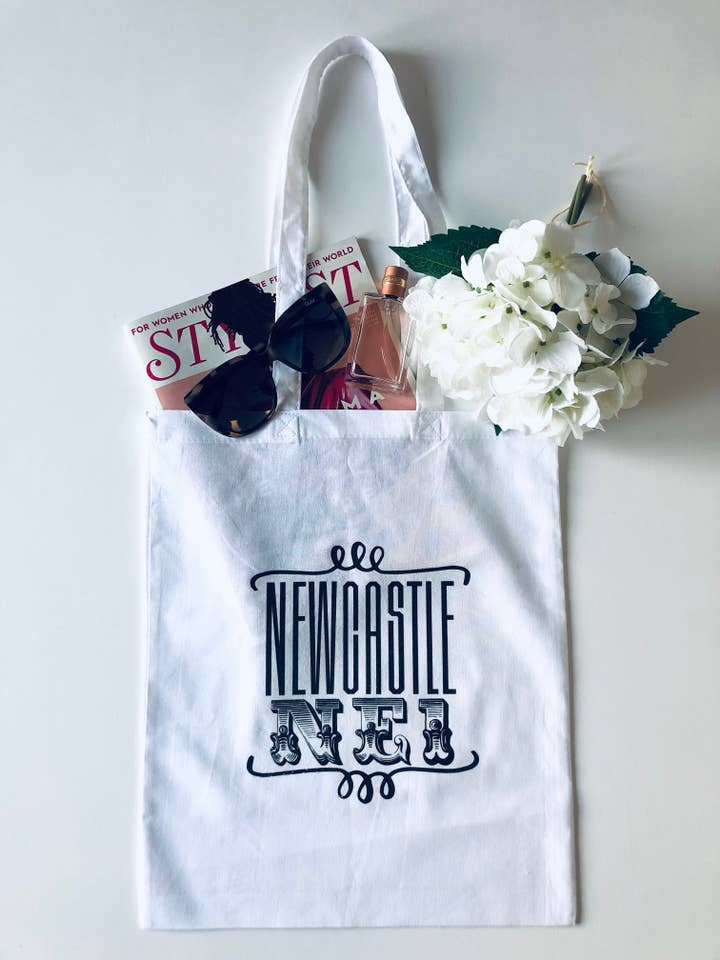 Witte gepersonaliseerde draagtas met postcode en postcode City Town voor wholesale door Luxury Style UK