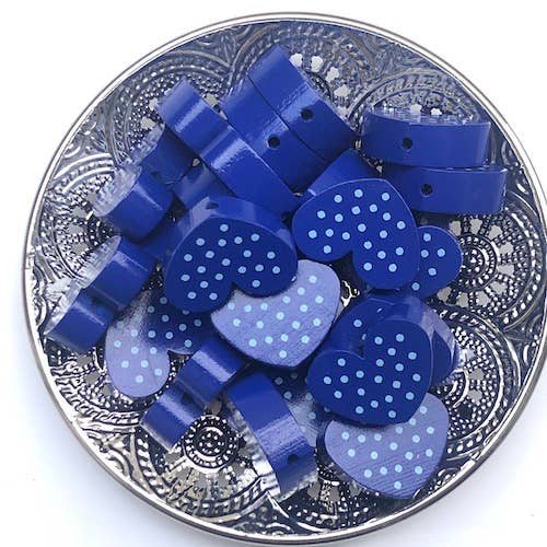 Set van 10 houten halskettingen met hartvormige kralen en mariene stippen voor wholesale door Kids and Crea