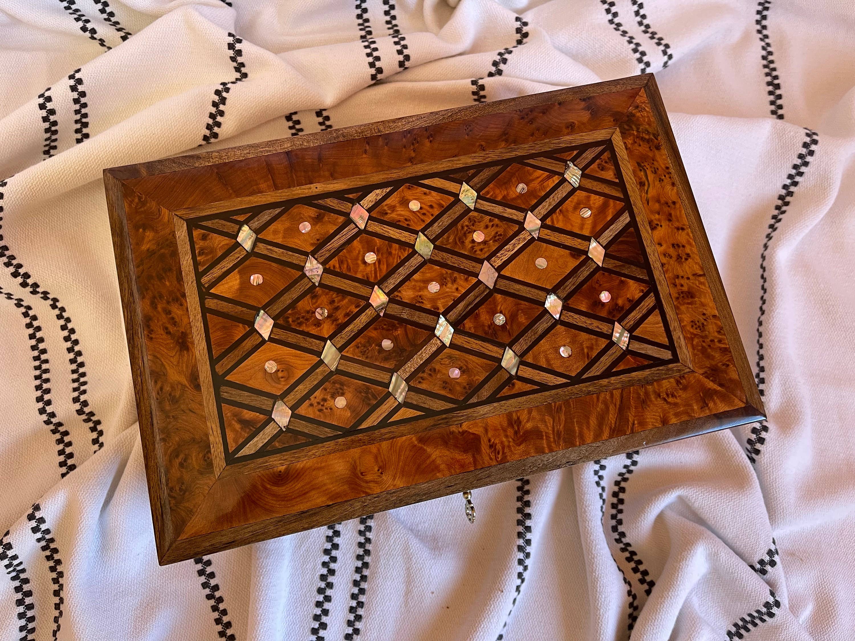 Yemma Goods – Organizador/caixa de joias por atacado – Caixa de jóias marroquina em madeira Thuya artesanal com incrustações de pérolas7