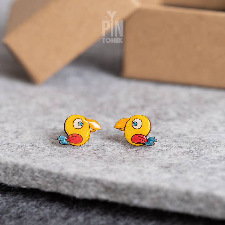 PinTonik – Engroshandel Ørestikkere – Søde papegøje-ørestikker - Skævt fuglesmykke3