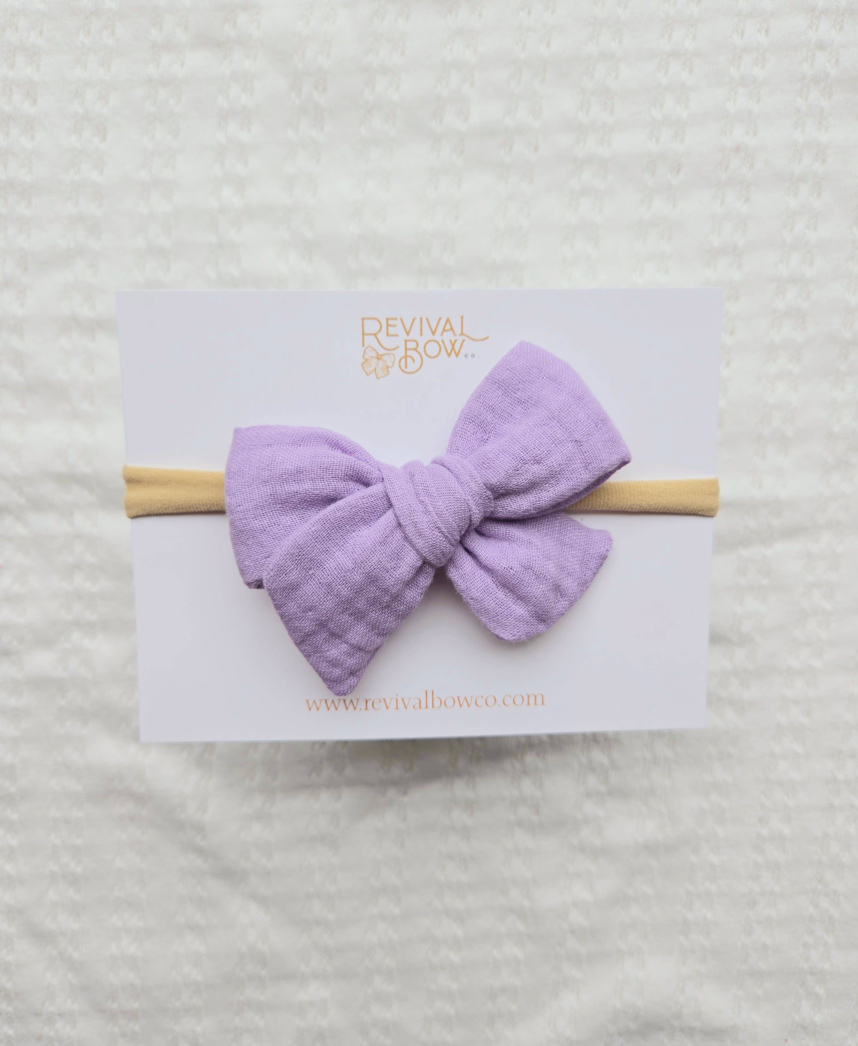 Revival Bow Co. – Laço para o cabelo – Bebé por atacado – Arco pequeno amarrado à mão na faixa de cabeça • Gaze de lavanda
