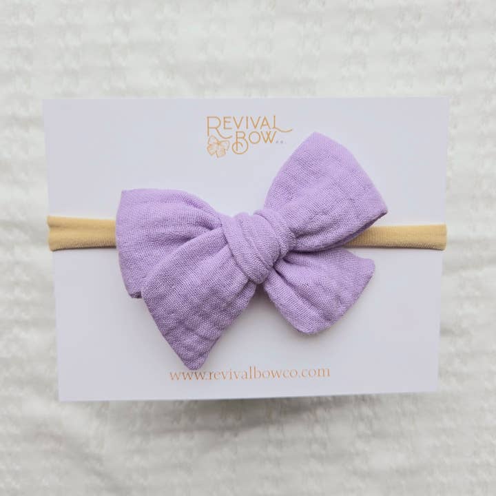 Revival Bow Co. – Laço para o cabelo – Bebé por atacado – Arco pequeno amarrado à mão na faixa de cabeça • Gaze de lavanda0