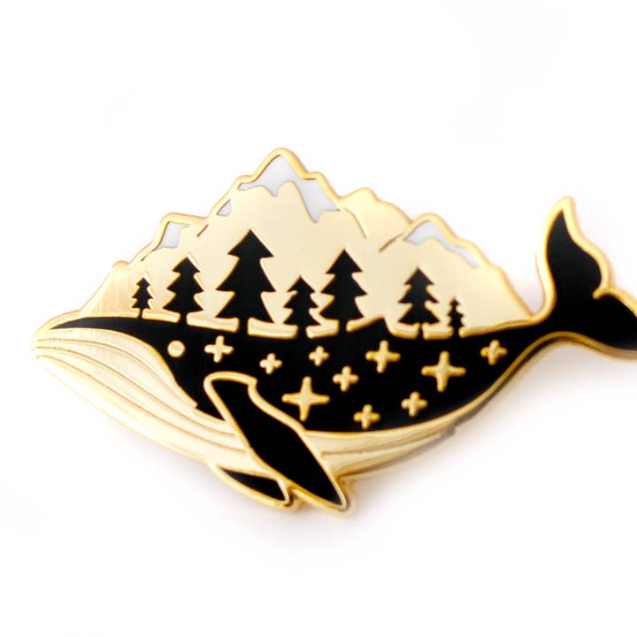 Broche de derness de baleine dorée pour la vente par Shoal