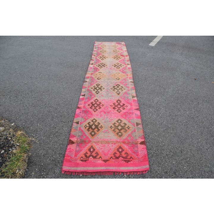 Türkischer Herki-Läuferteppich 2,3x12,2 ft (71x373 cm), Vintage Pink Polka Dot Teppich für den Großhandel von The Loom Wholesale