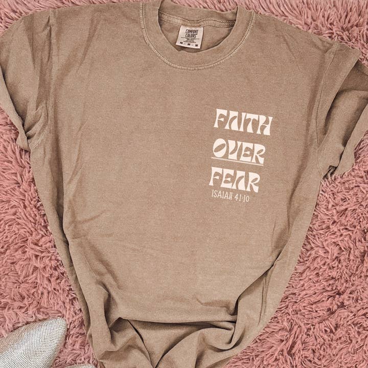 Maglietta retrò Faith Over Fear per la vendita all'ingrosso da parte di Psalms & Grace Design Co.