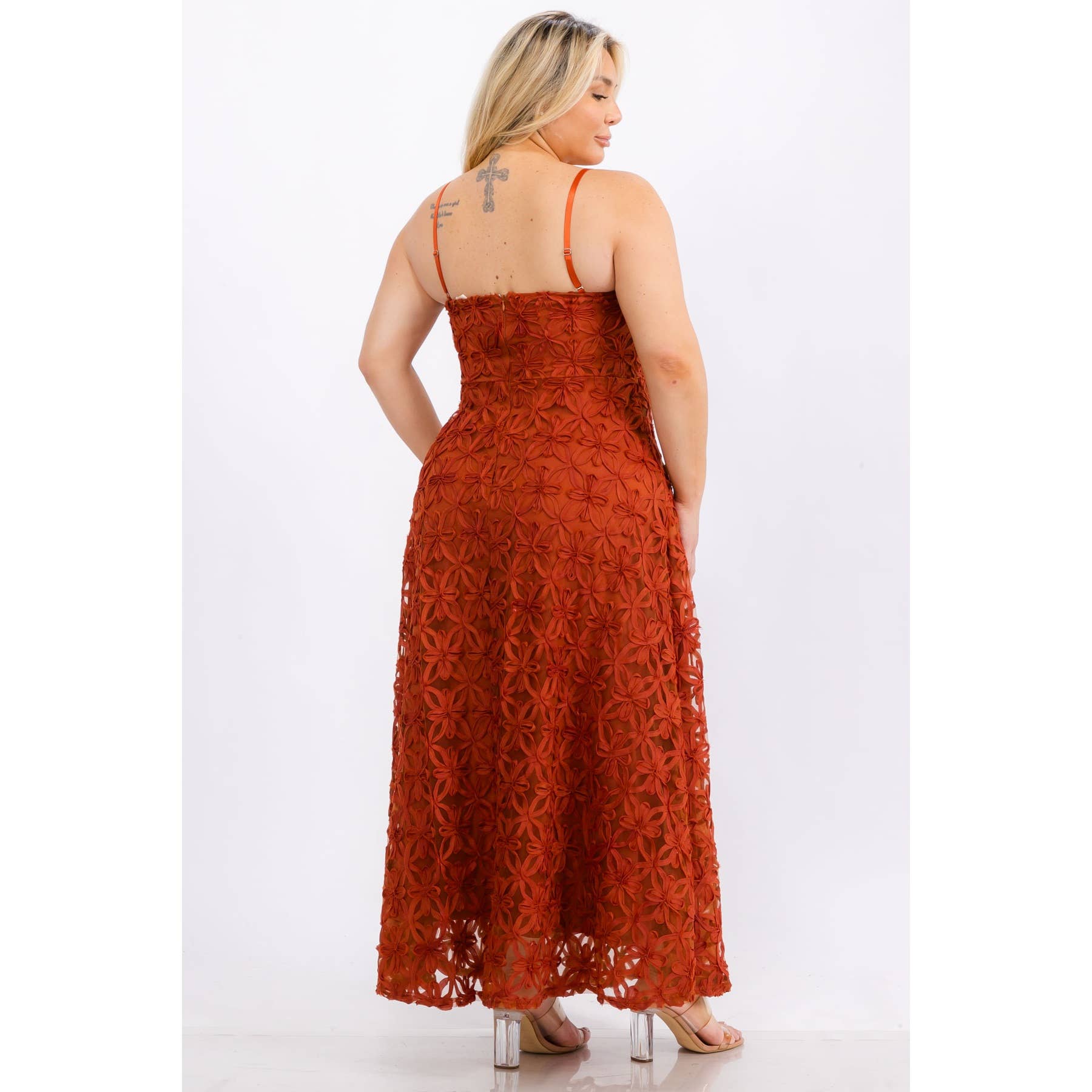 Curve Market - Vente Robe – femme - ROBE LONGUE À LIGNES EN APPLIQUE 3D GRANDE TAILLE2