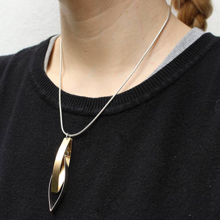 Marjorie Baer - Vente Colliers à pendentif - Collier à anneaux en ruban pointu entrelacé1