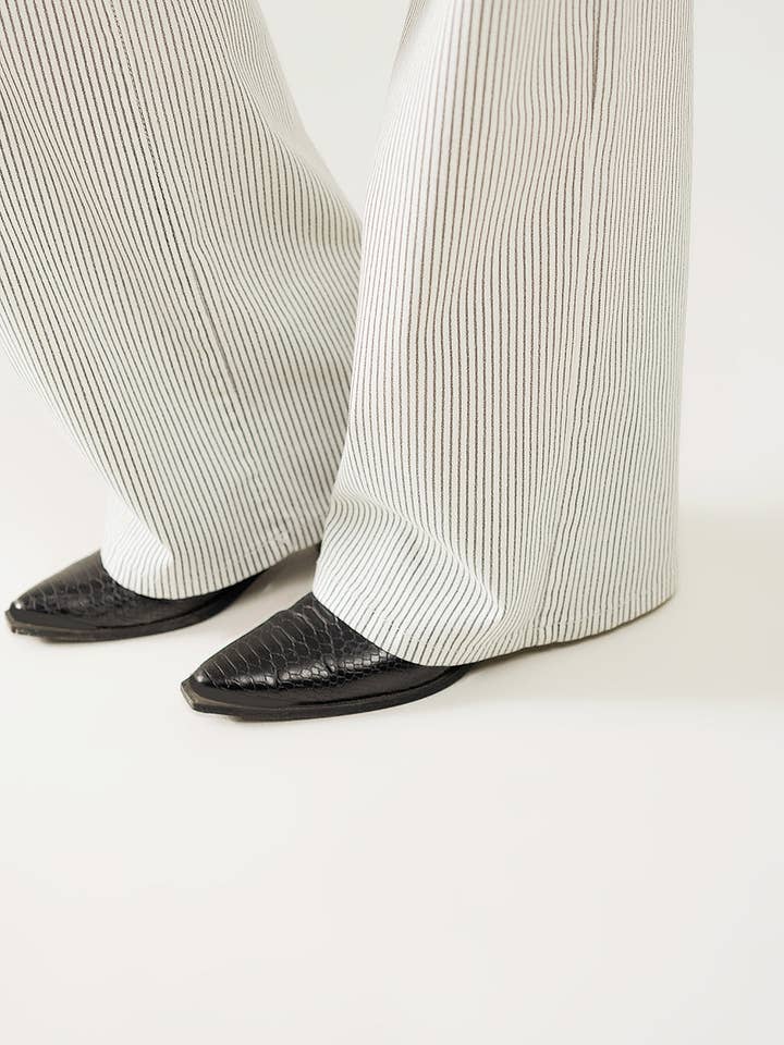 Blanc Pantalon rayé à jambe droite en tissu extensible. en vente sur Faire5