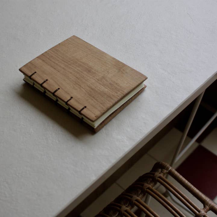 Handmålad anteckningsbok i teak – Miljövänlig och unik för wholesale av Dame Pach Bangkok