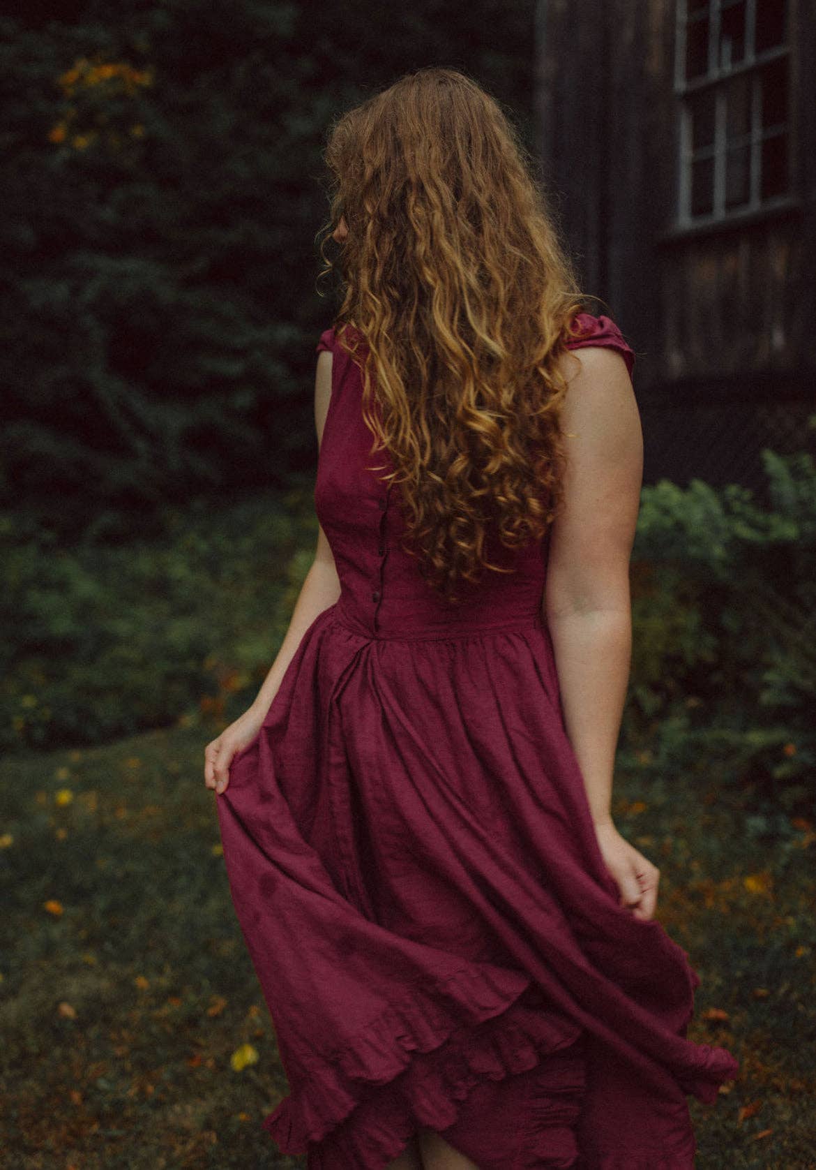 Wilder Collective - Vendita all'ingrosso Vestito - Donna - Vestito Lauretta in lino cranberry con volant a più strati tipo sottogonna6