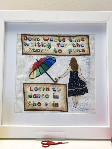 Danza sotto la pioggia — Kit per ricamo a punto croce 28,8 cm x 26,7 cm per la vendita all'ingrosso da parte di Emma Louise Art Stitch