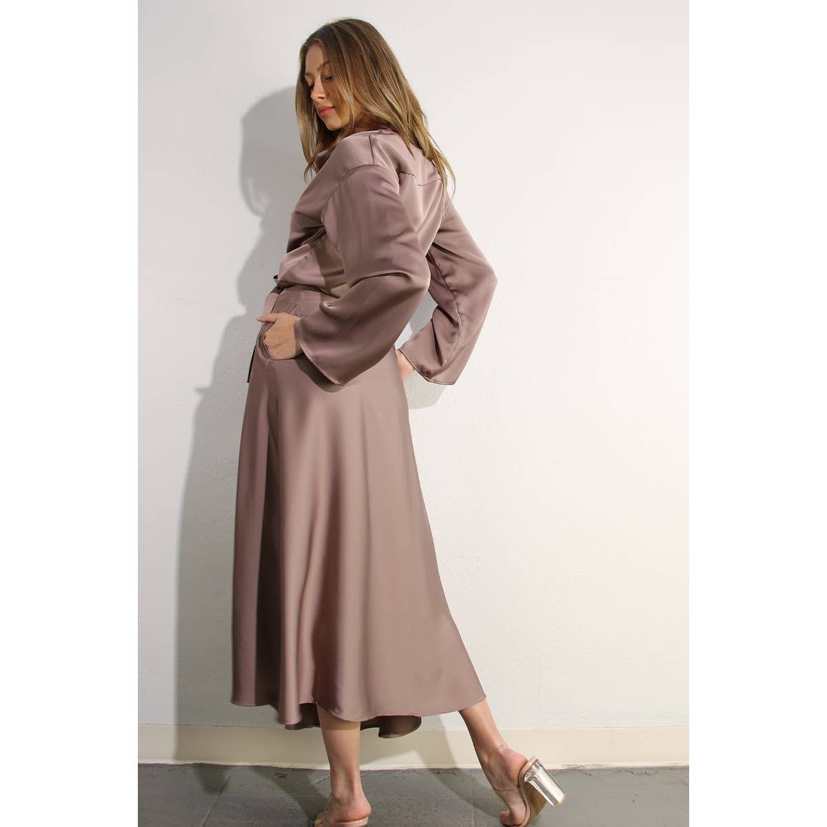 MALVE BRAUN CROP-TOP AUS SATIN MIT WICKELROCK für den Großhandel auf Faire3