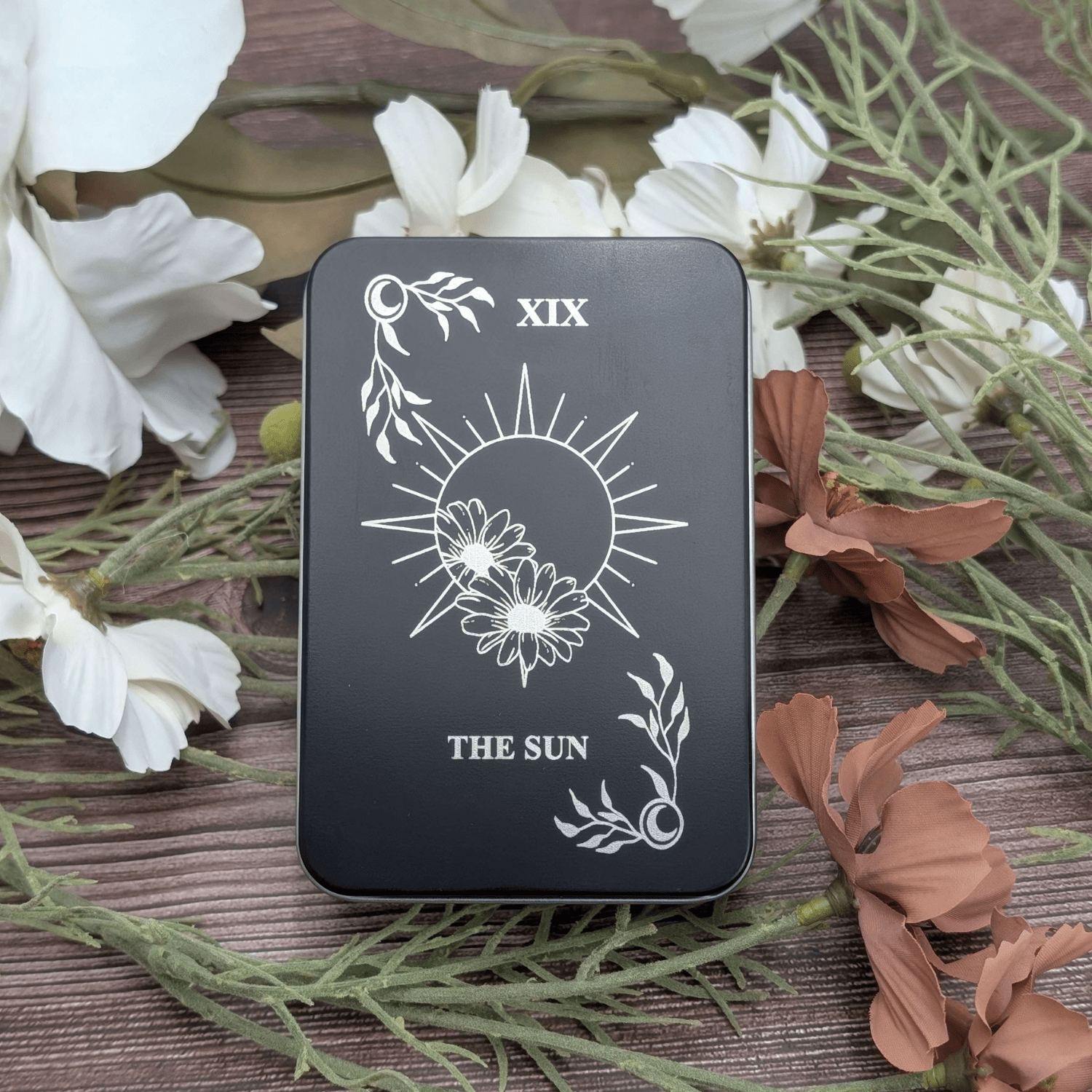 EBONWOOD - Vendita all'ingrosso Dadi - Scatola di Latta per Dadi Ispirata ai Tarocchi – Scegli tra 8 Design Incisi7