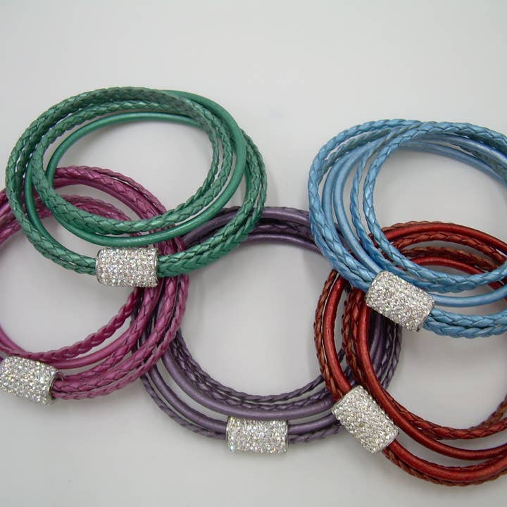 Bracelet à triple tour en cuir strass pour femme avec fermoir magnétique en acier inoxydable pour la vente par Urban Survival Gear USA