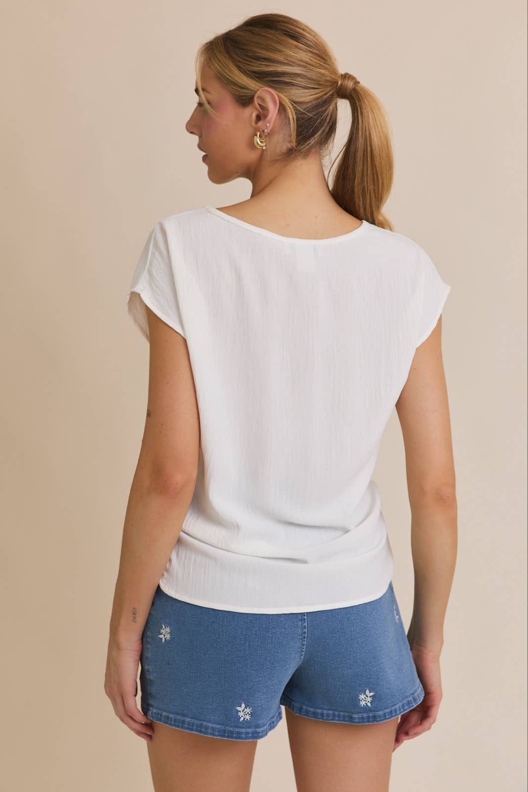 GILLI - Wholesale Blouse - Women's - SOLID WOVEN TEE WITH FRONT KNOT DETAIL6