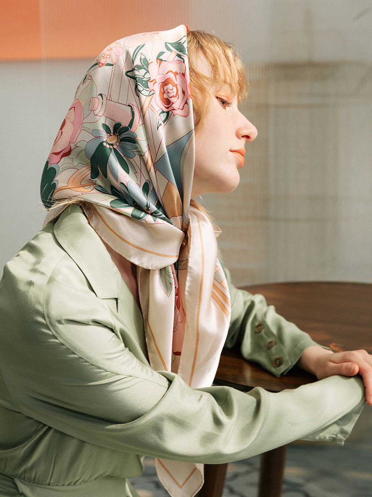 Champagne "Vintage Blooms" großer Seiden-Schal im Quadratform – Champagne für den Großhandel auf Faire7