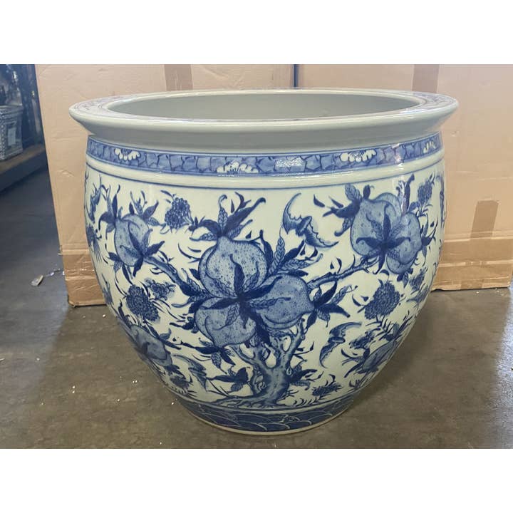 Jardinière en porcelaine bleue et blanche en forme de dragon et de phénix pour la vente par Legend Accents