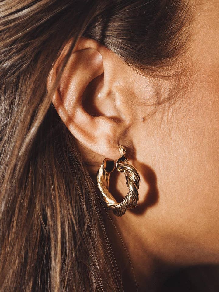 Freya Snoede Øreringe i Sølv for engroshandel hos Angels Whisper Accessories