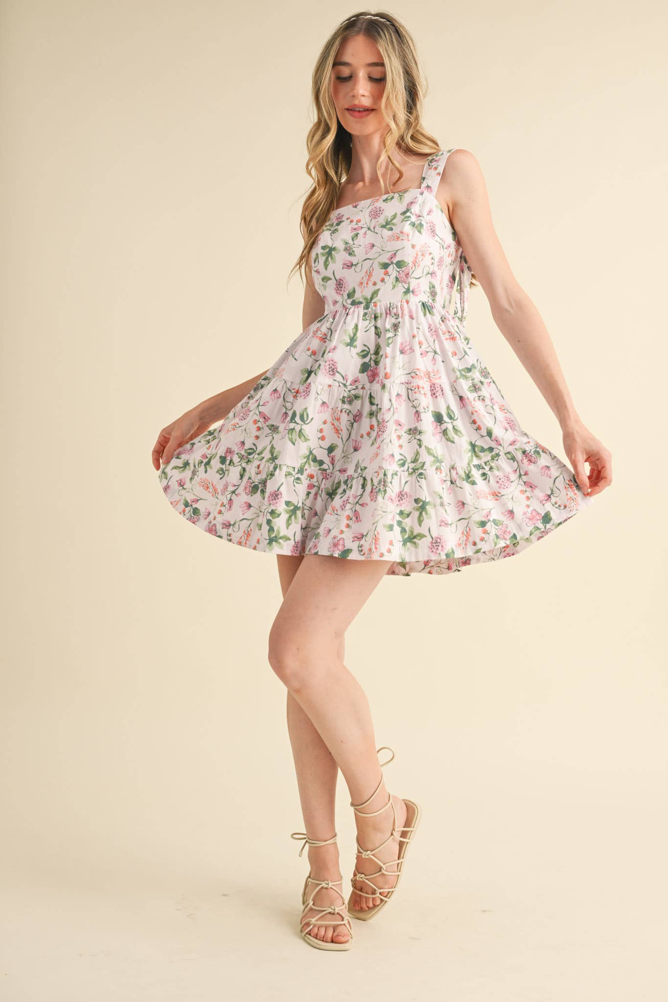 &MERCI - Vente Robe – femme - ROBE COURTE À VOLANTS FLORAUX AVEC BRETELLES À NOUER MDR38088