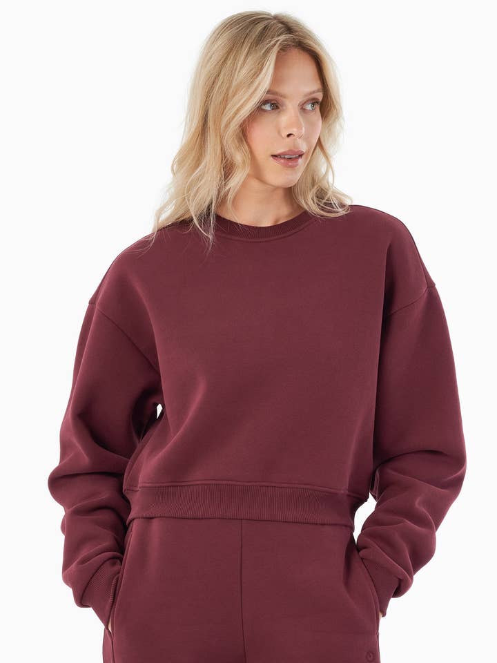 SILLIVIA | Essentials Travel Crop-Sweatshirt aus Bio-Baumwolle und recyceltem Polyester for wholesale by ORGANICATION