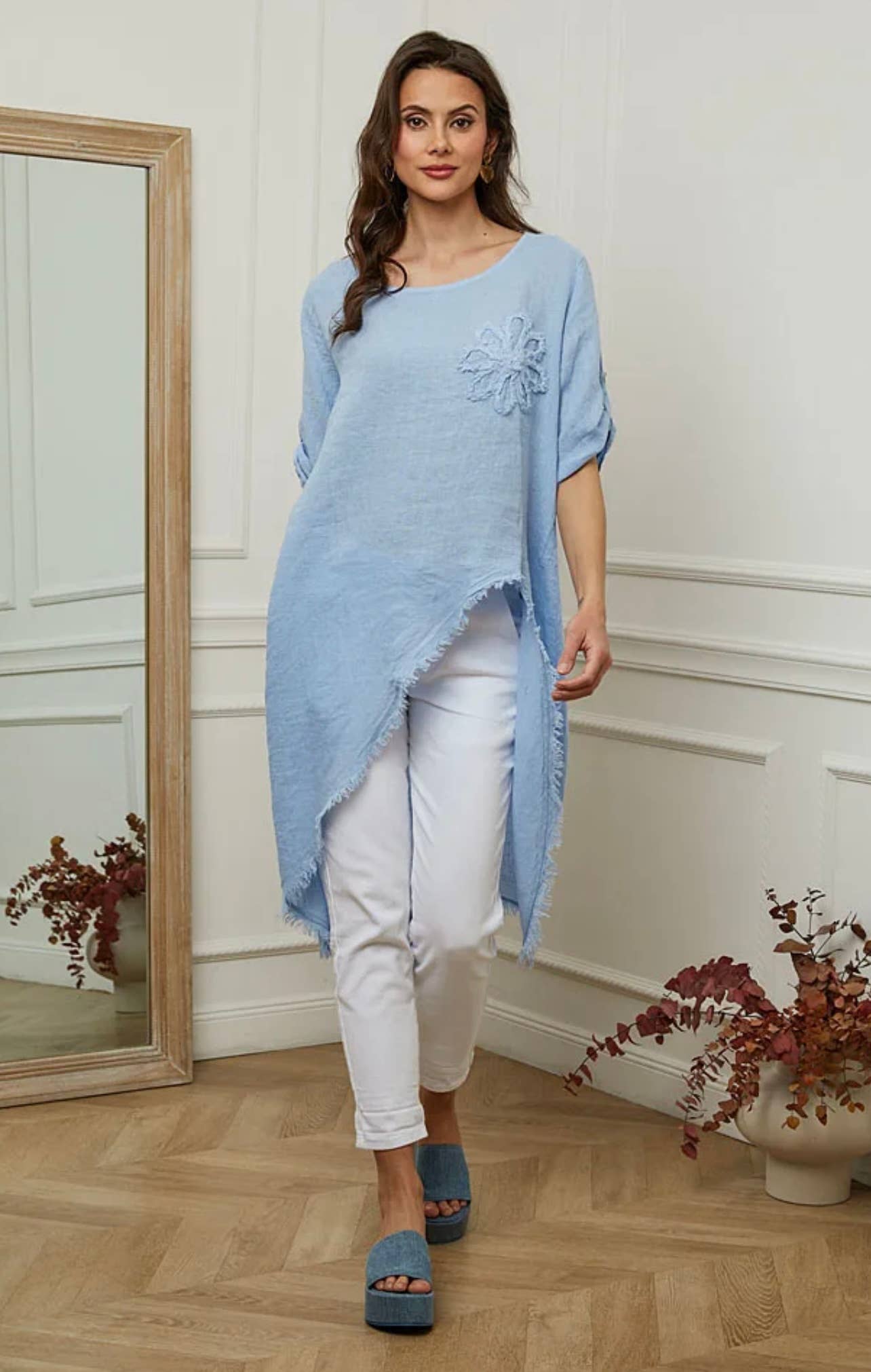 LÉA & LUC – Großhandel Kleid – Damen – 100 % Leinenkleid mit Blumenmotiv auf der linken Brust, REF. 72489