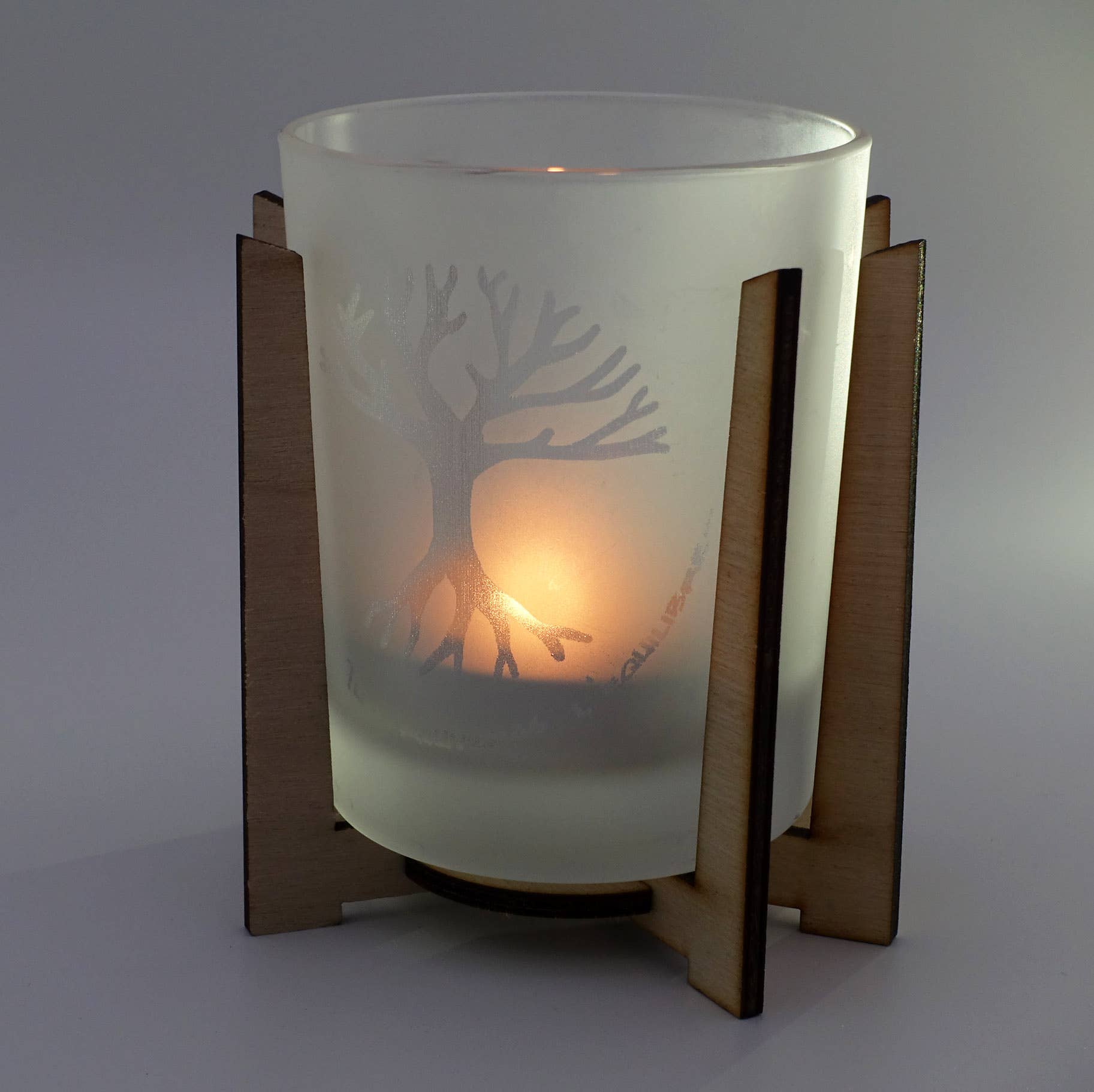 Graphic Home Editions - Venta al por mayor Candelabros - Portavelas de vidrio esmerilado grabado con diseño nórdico, soporte de madera3