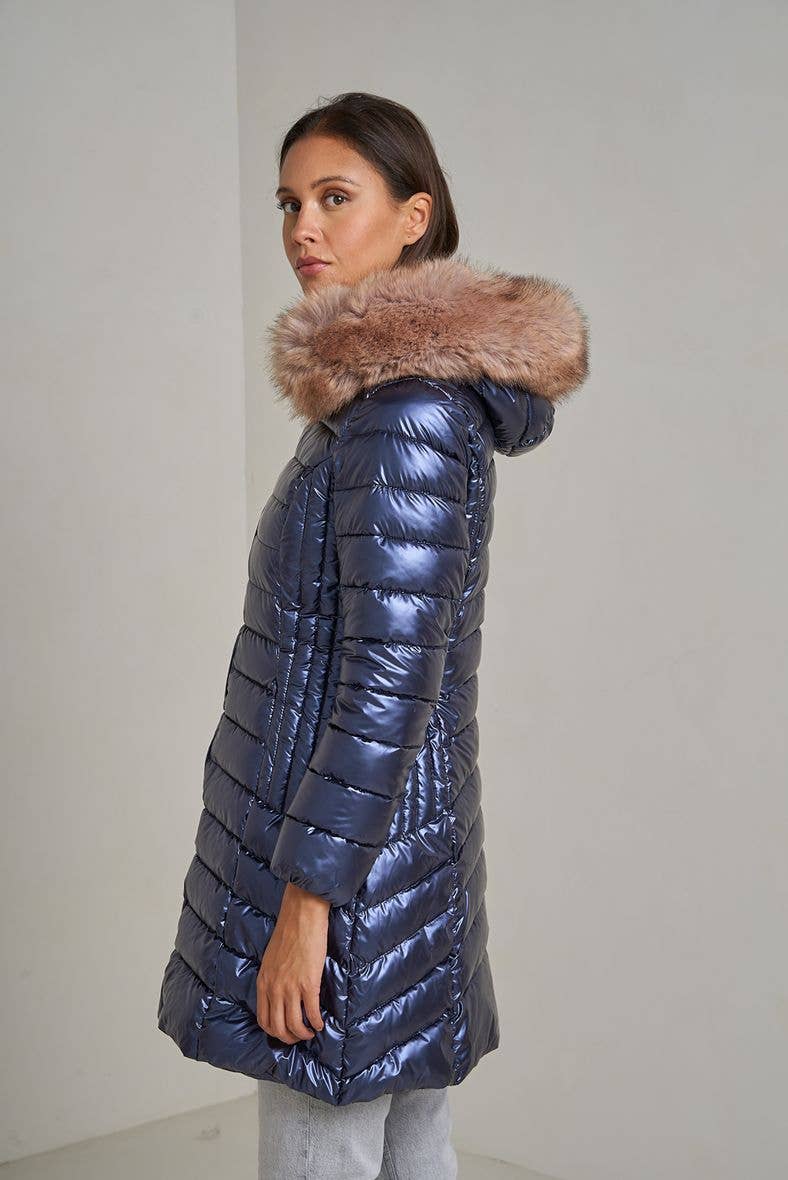 Attrait Paris – Großhandel Pufferjacke – Damen – Metallic lange Steppjacke mit Fell am Kapuzenrand10