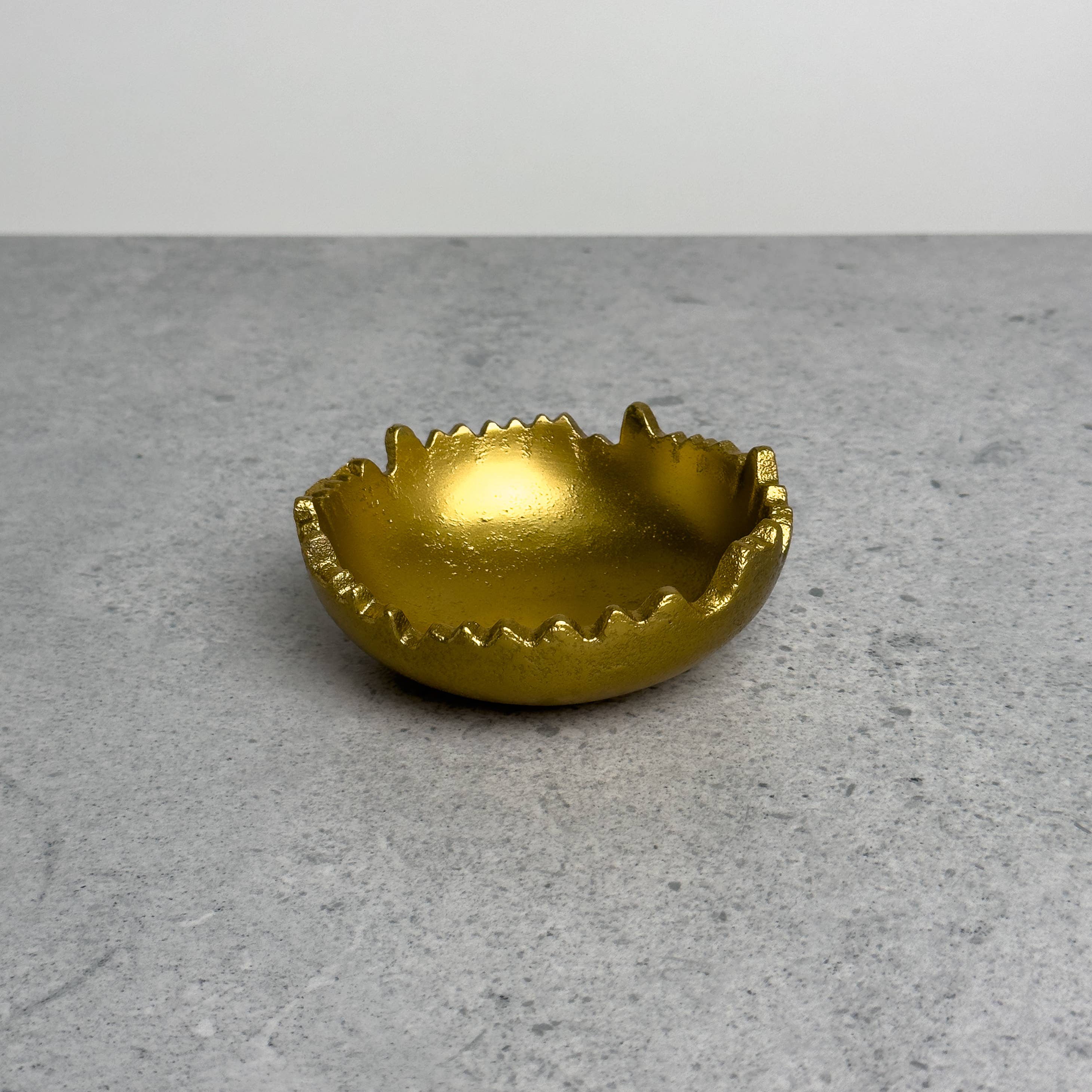 India Handicrafts Inc – wholesale Dekorativ tallrik/fat/skål – Guldig rund skål med trasig kant och strukturerad yta7