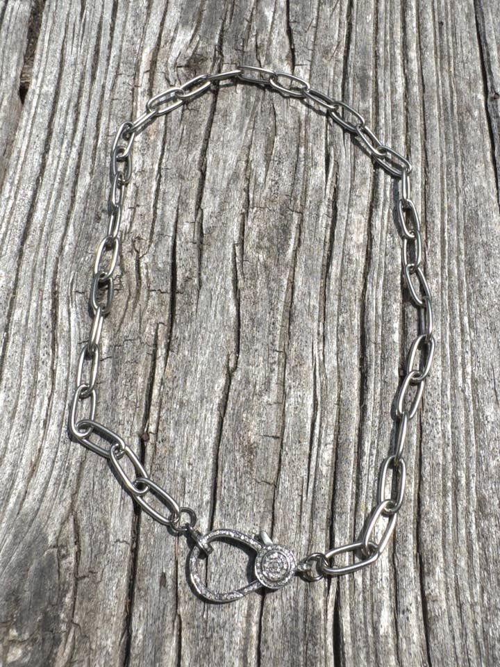 Collier à chaîne ovale en trombone avec fermoir en diamant pavé pour la vente par ILISSA MICHELE JEWELRY